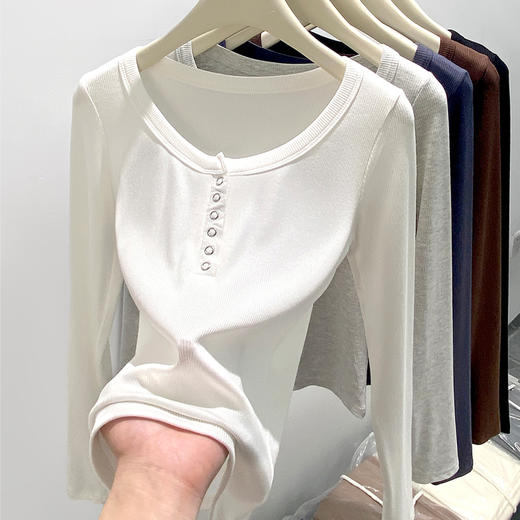 【时髦百搭，细腻软糯】【两件起拍，一件不发货】秋季新款女长袖纽扣打底衫都市风休闲别致圆领正肩t恤衫 商品图3