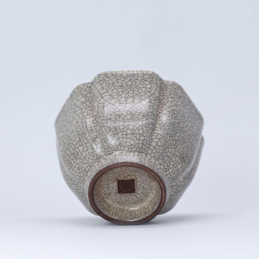 问鼎哥窑慕古款镜花杯 商品图2