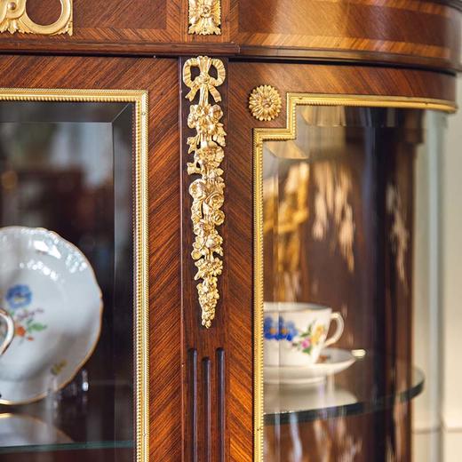 独角鹿西洋古董1890年代法国家具工坊A.HUGNET签名出品路易十六风格大理石顶装饰缎带火炬主题铜鎏金精雕菱格纹细木镶嵌玻璃展柜 商品图5