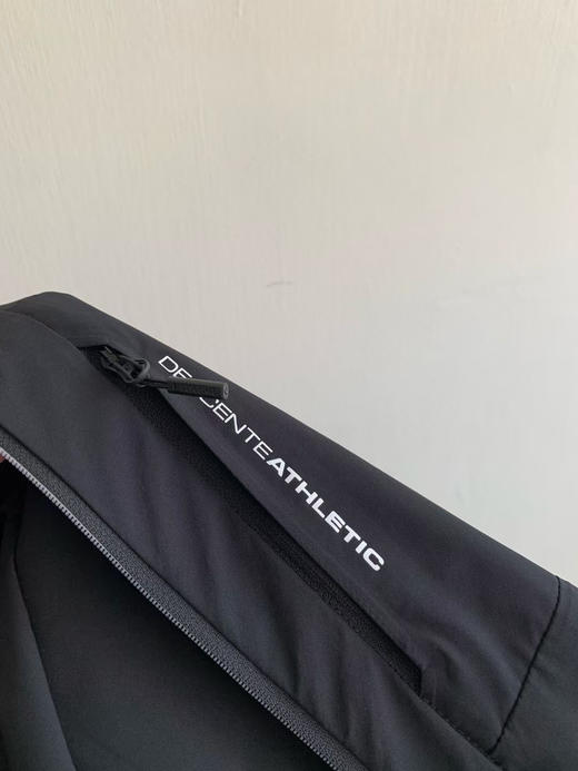 原单正品 DESCENTE迪桑特TRAINING训练运动健身防晒外套男士梭织上衣～
颜色：黑色
尺码：m ，L，xl，xxl 商品图4