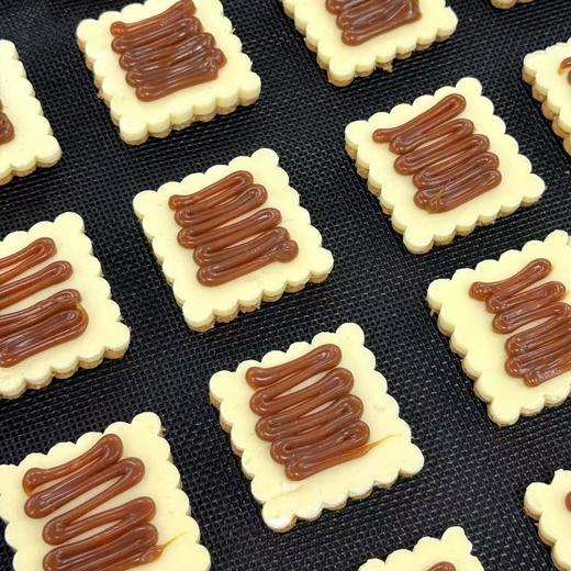 【法国伊尼斯咸黄油焦糖厚层饼干（原味10个装）】绝对不腻 朴实的外表 充盈的内心  每天2片负责一周下午茶 外层酥脆的饼干 中间夹着冰凉的咸黄油焦糖酱 味蕾满足 整体是咸甜口 甜度不显 商品图2