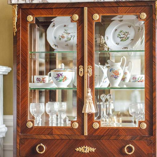 独角鹿西洋古董法国出品路易十六风格大理石顶嵌古典卷叶主题铜鎏金精雕装饰檀木拼花纹玻璃展柜 商品图1