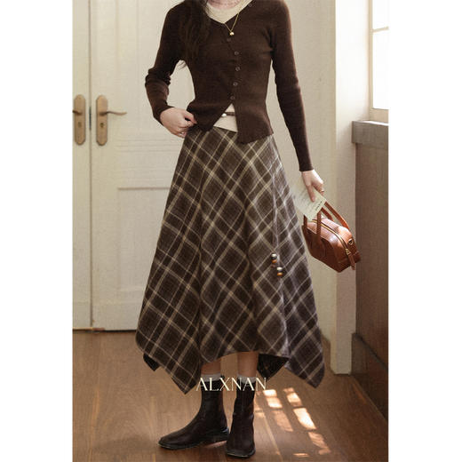 鹿向南「格织晚秋」格子休闲半身裙秋新款不规则百搭通勤长裙女款 商品图1