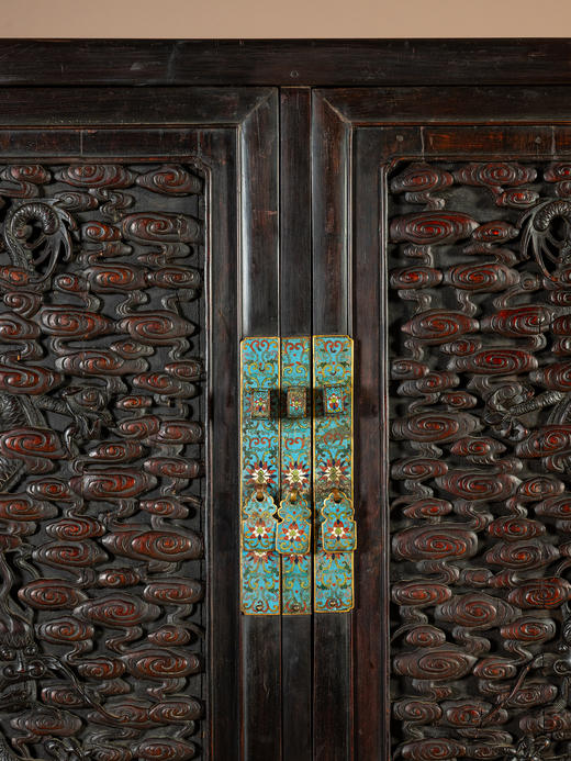 清中期	红木嵌黄花梨满雕云龙纹方角柜 商品图2