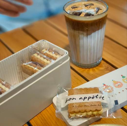 【法国伊尼斯咸黄油焦糖厚层饼干（原味10个装）】绝对不腻 朴实的外表 充盈的内心  每天2片负责一周下午茶 外层酥脆的饼干 中间夹着冰凉的咸黄油焦糖酱 味蕾满足 整体是咸甜口 甜度不显 商品图0