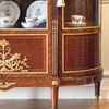 独角鹿西洋古董1890年代法国家具工坊A.HUGNET签名出品路易十六风格大理石顶装饰缎带火炬主题铜鎏金精雕菱格纹细木镶嵌玻璃展柜 商品缩略图10