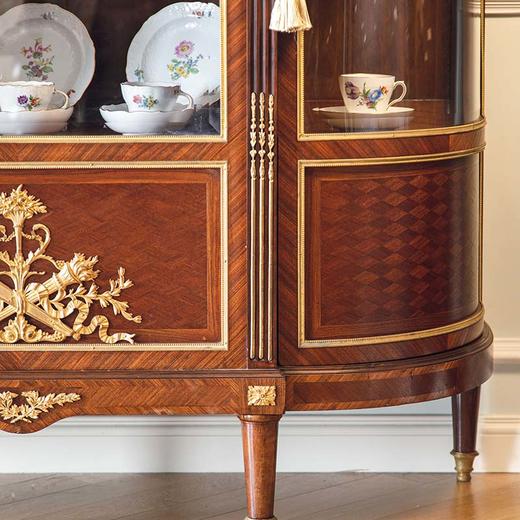 独角鹿西洋古董1890年代法国家具工坊A.HUGNET签名出品路易十六风格大理石顶装饰缎带火炬主题铜鎏金精雕菱格纹细木镶嵌玻璃展柜 商品图10