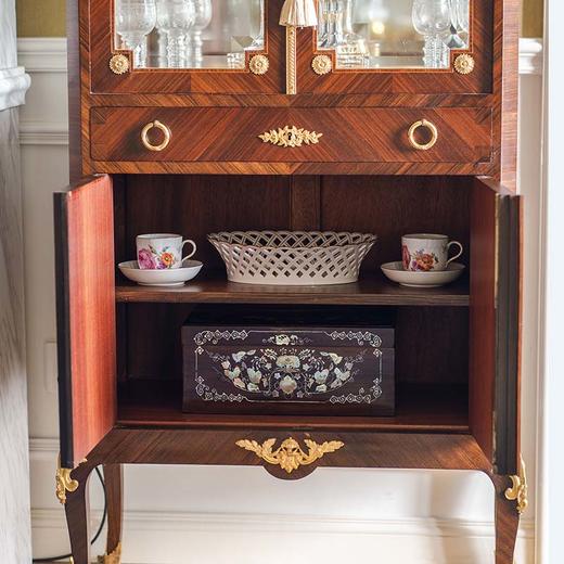 独角鹿西洋古董法国出品路易十六风格大理石顶嵌古典卷叶主题铜鎏金精雕装饰檀木拼花纹玻璃展柜 商品图3