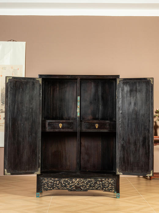 清中期	红木嵌黄花梨满雕云龙纹方角柜 商品图3