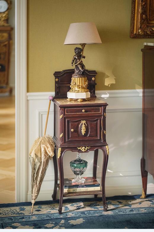 独角鹿西洋古董1890年代法国出品蝴蝶结及古典花叶主题铜鎏金精雕嵌大理石台面桃花心木边几/边柜 商品图0