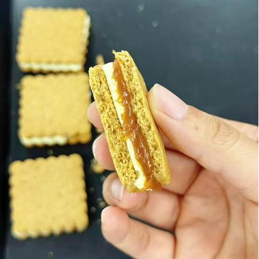 【法国伊尼斯咸黄油焦糖厚层饼干（原味10个装）】绝对不腻 朴实的外表 充盈的内心  每天2片负责一周下午茶 外层酥脆的饼干 中间夹着冰凉的咸黄油焦糖酱 味蕾满足 整体是咸甜口 甜度不显 商品图4
