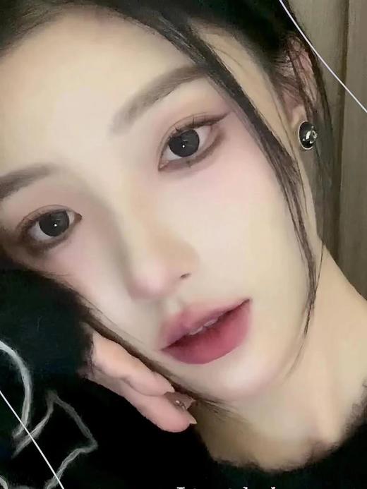 清冷和温柔并存【3CE水雾唇釉#Double Wind 1.5g】上嘴丝滑水润，下一秒变微雾绒感~低饱和度紫红调莓果色，不显老不挑皮！不沾杯！ 商品图4