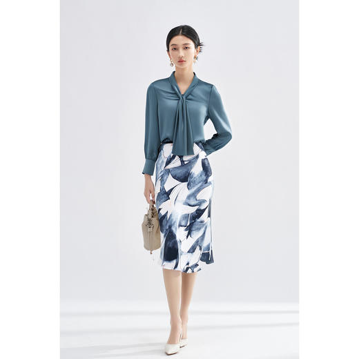 剩S/XL 「青釉流光」飘带衬衫 细腻缎面  沉静高级 米思阳2026春季新款设计感优雅通勤V领不对称飘带领衬衫女4303 商品图3