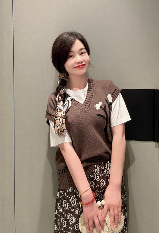 823-1  自留L号 max 胡桃木色 V领针织背心 叠穿王牌 氛围感针织单品 商品图3