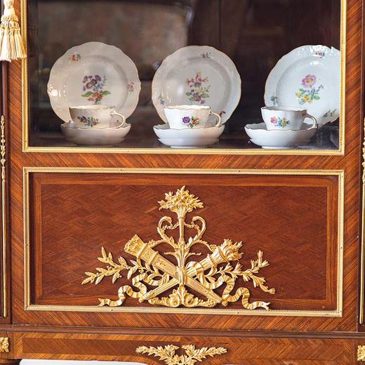 独角鹿西洋古董1890年代法国家具工坊A.HUGNET签名出品路易十六风格大理石顶装饰缎带火炬主题铜鎏金精雕菱格纹细木镶嵌玻璃展柜 商品图4