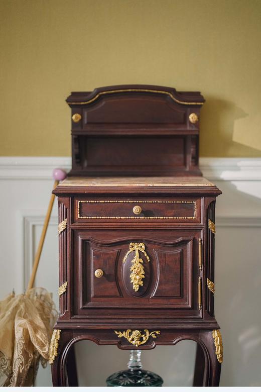 独角鹿西洋古董1890年代法国出品蝴蝶结及古典花叶主题铜鎏金精雕嵌大理石台面桃花心木边几/边柜 商品图1