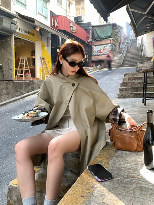 🌈【诺丁山下】❗️伊泺杉翻边撞色腰带款阔型风衣😘 早秋超实用风衣❗️立领设计利落高级，🏆修饰肩颈线条 轻松打造直角肩 ⚠️落肩设计慵懒松弛还不显肩宽，不显臃肿 🤣经典A形廓形 商品图2