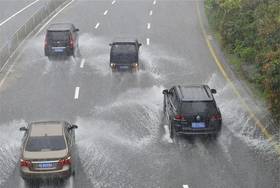  高速上突然下起大暴雨，靠边停车算违章吗？有车的都看看吧