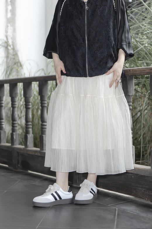 15天内发货【重工  蕾丝珍珠拼接外套】衣身2层拼接，蕾丝部分不透，缎面醋酸拼接蕾丝，重磅出品，一位工人一整天只能出一件，松紧花苞袖口，下摆松紧抽绳，拼缝、熨烫都做的极为讲究 商品图12