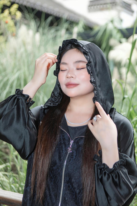 15天内发货【重工  蕾丝珍珠拼接外套】衣身2层拼接，蕾丝部分不透，缎面醋酸拼接蕾丝，重磅出品，一位工人一整天只能出一件，松紧花苞袖口，下摆松紧抽绳，拼缝、熨烫都做的极为讲究 商品图4