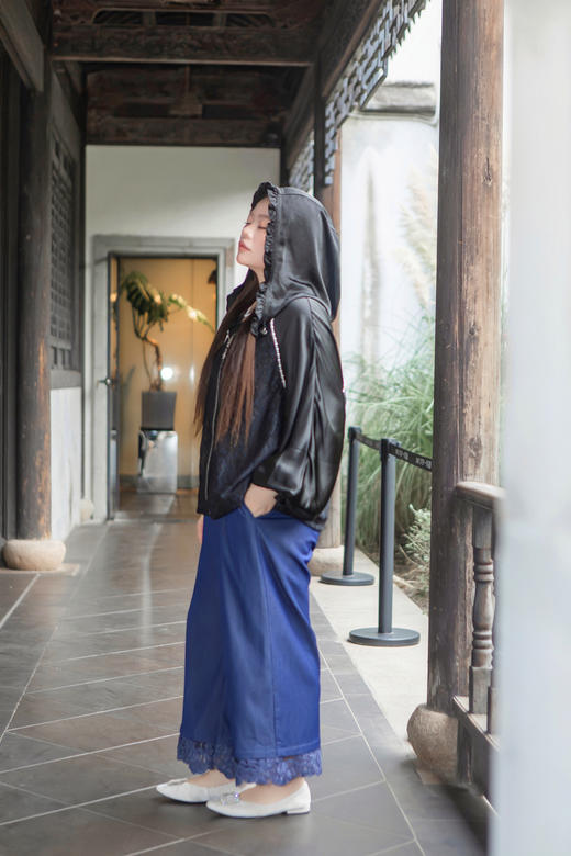 15天内发货【重工  蕾丝珍珠拼接外套】衣身2层拼接，蕾丝部分不透，缎面醋酸拼接蕾丝，重磅出品，一位工人一整天只能出一件，松紧花苞袖口，下摆松紧抽绳，拼缝、熨烫都做的极为讲究 商品图9