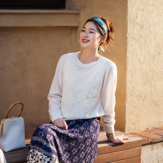 【林栖设计小店】（米白预售12.26）绵羊毛毛织上衣盘带绣优雅百搭2025秋冬新款套头毛衣女1954038 商品图0