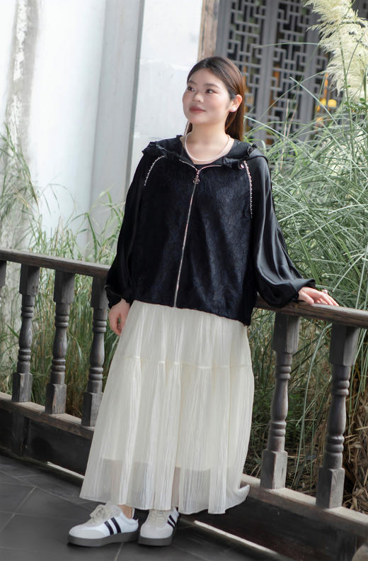 15天内发货【重工  蕾丝珍珠拼接外套】衣身2层拼接，蕾丝部分不透，缎面醋酸拼接蕾丝，重磅出品，一位工人一整天只能出一件，松紧花苞袖口，下摆松紧抽绳，拼缝、熨烫都做的极为讲究 商品图14