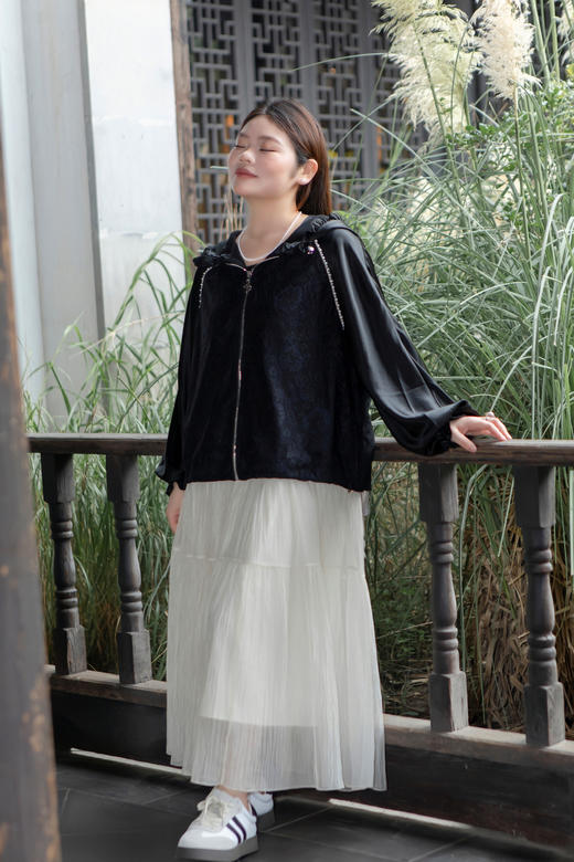 15天内发货【重工  蕾丝珍珠拼接外套】衣身2层拼接，蕾丝部分不透，缎面醋酸拼接蕾丝，重磅出品，一位工人一整天只能出一件，松紧花苞袖口，下摆松紧抽绳，拼缝、熨烫都做的极为讲究 商品图11