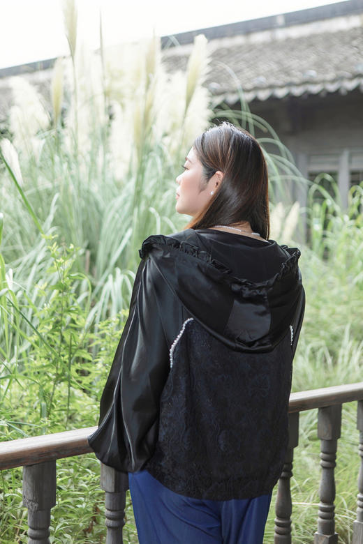 15天内发货【重工  蕾丝珍珠拼接外套】衣身2层拼接，蕾丝部分不透，缎面醋酸拼接蕾丝，重磅出品，一位工人一整天只能出一件，松紧花苞袖口，下摆松紧抽绳，拼缝、熨烫都做的极为讲究 商品图6