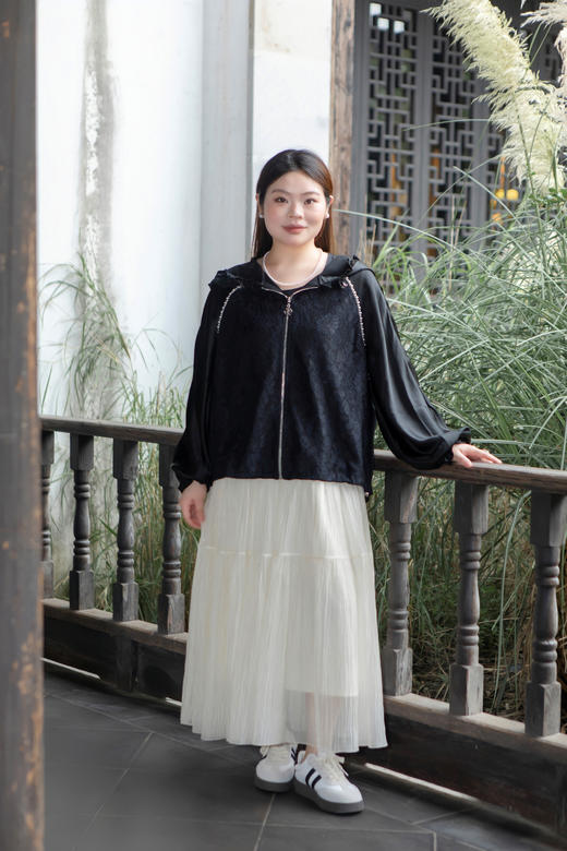 15天内发货【重工  蕾丝珍珠拼接外套】衣身2层拼接，蕾丝部分不透，缎面醋酸拼接蕾丝，重磅出品，一位工人一整天只能出一件，松紧花苞袖口，下摆松紧抽绳，拼缝、熨烫都做的极为讲究 商品图1