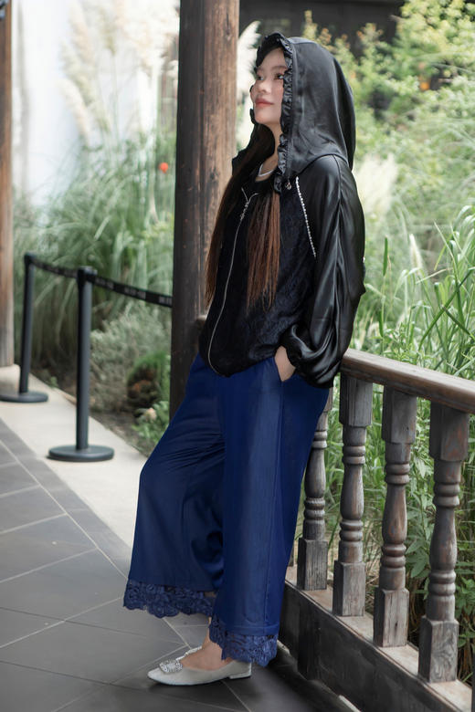 15天内发货【重工  蕾丝珍珠拼接外套】衣身2层拼接，蕾丝部分不透，缎面醋酸拼接蕾丝，重磅出品，一位工人一整天只能出一件，松紧花苞袖口，下摆松紧抽绳，拼缝、熨烫都做的极为讲究 商品图3