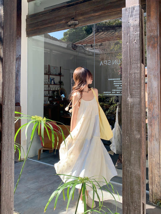 【折后再享2件88折】现货秒杀！最后一波 ！！度假风撞色拼接吊带连衣裙 日常249.99 立减140 秒杀109.99！ 商品图9