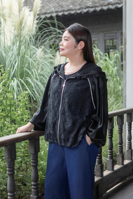 15天内发货【重工  蕾丝珍珠拼接外套】衣身2层拼接，蕾丝部分不透，缎面醋酸拼接蕾丝，重磅出品，一位工人一整天只能出一件，松紧花苞袖口，下摆松紧抽绳，拼缝、熨烫都做的极为讲究 商品图7