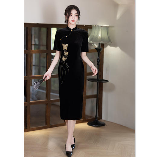 SKY 22762纯色丝绒刺绣贴花中长款短袖旗袍 商品图0