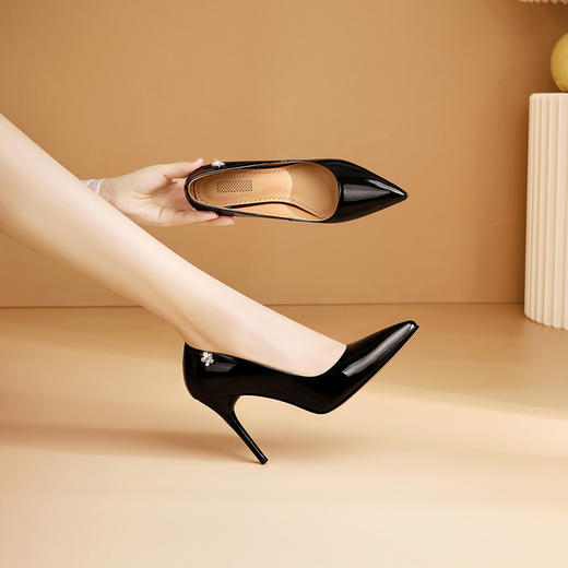 M1018-12025新款春季V口尖头水钻漆皮细高跟单鞋时尚金属头浅口女鞋纯色 商品图3