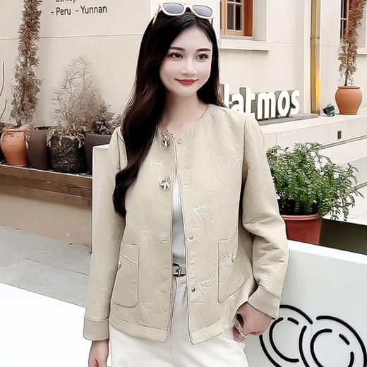 QYM 7706-Y短款压花外套时尚宽松休闲开衫上衣 商品图3