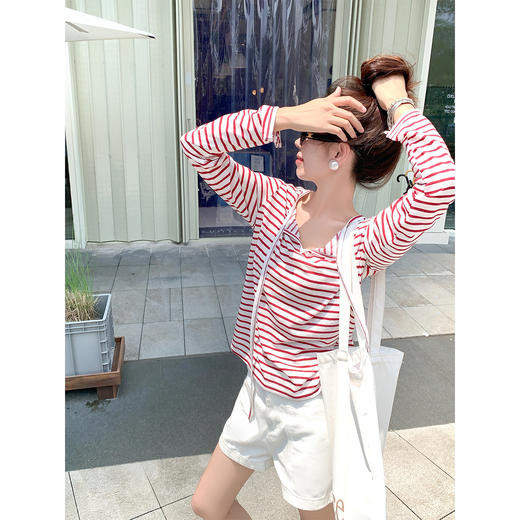 <曾小咸推荐>韩系条纹设计慵懒风长袖T恤【预售款，预计3-15天发货】 商品图0