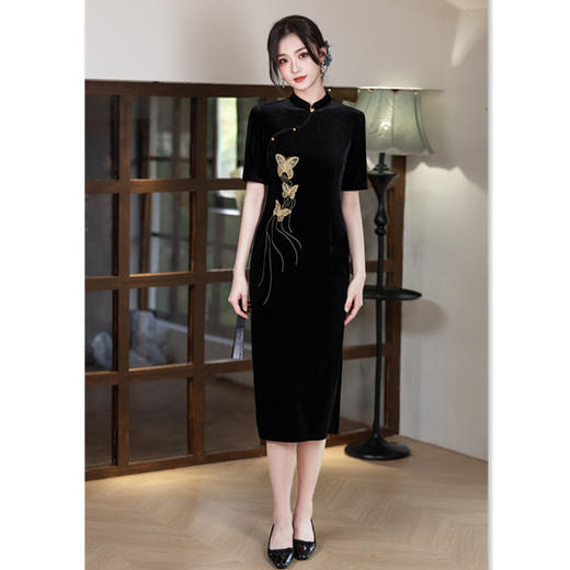 SKY 22762纯色丝绒刺绣贴花中长款短袖旗袍 商品图2