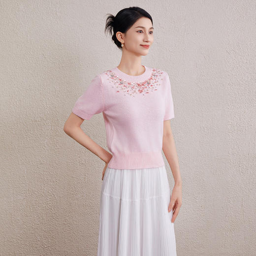 「自」全新升级【铂金会员330/天猫449/差价119】(72945)洛诗琳甜美圆领短袖重工钉钻上衣2025秋季气质减龄针织上衣 商品图0