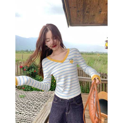 <曾小咸推荐>韩系撞色条纹设计刺绣针织衫【预售款，预计3-15天发货】 商品图2