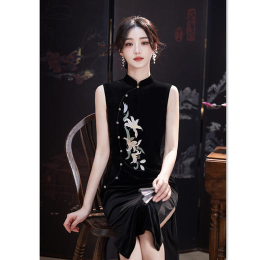 SKY 22781改良新中式长款丝绒绣花无袖旗袍 商品图2