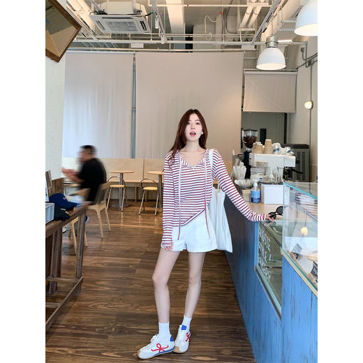 <曾小咸推荐>韩系条纹设计慵懒风长袖T恤【预售款，预计3-15天发货】 商品图3