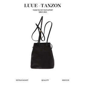 缪缪 nappa 压纹字母徽标可调节肩带 皮革 手袋小水桶福袋单肩斜挎包 迷你 女款 黑色（LZ）