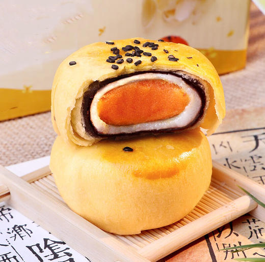 蛋黄酥（红豆味），6盒（48枚）组合，酥皮，红豆沙、雪媚娘、咸蛋黄，四层用料，外皮酥脆、咸鸭蛋黄绵密沙糯，豆沙清甜可口，外酥里糯、甜咸适口，遵循传统工艺，用心烘焙，还原本初醇香美味M 商品图5