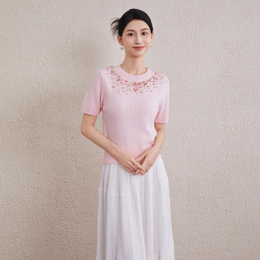 「自」全新升级【铂金会员330/天猫449/差价119】(72945)洛诗琳甜美圆领短袖重工钉钻上衣2025秋季气质减龄针织上衣 商品图1