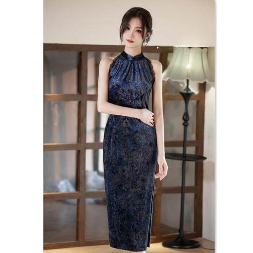 SKY 22761时尚改良新中式钻石绒挂脖露肩旗袍 商品图2