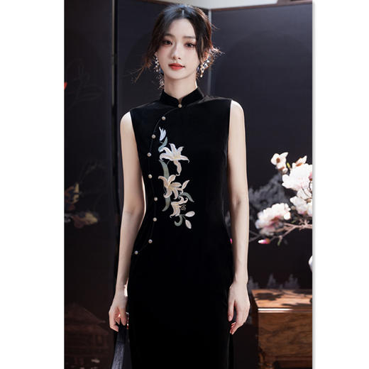 SKY 22781改良新中式长款丝绒绣花无袖旗袍 商品图3