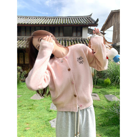 <曾小咸推荐>韩系短款爱心扣刺绣针织开衫 商品图0