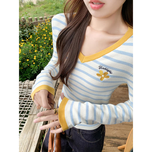 <曾小咸推荐>韩系撞色条纹设计刺绣针织衫【预售款，预计3-15天发货】 商品图1
