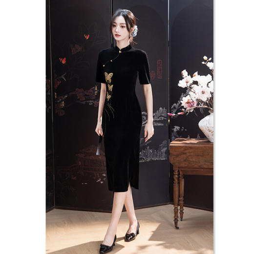 SKY 22762纯色丝绒刺绣贴花中长款短袖旗袍 商品图3